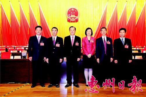 市十二届人大一次会议胜利闭幕（新一届市人大常委会领导选举产生）