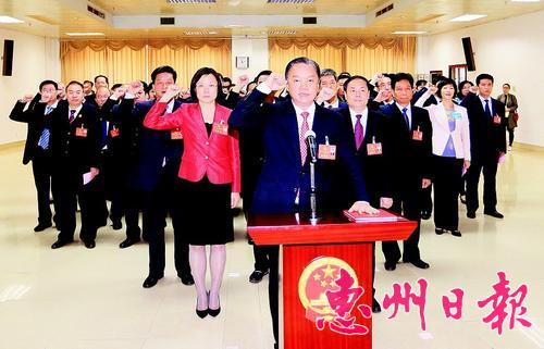新当选的市十二届人大常委会主任陈奕威的领誓下，市人大常委会组成人员、市政府市长和副市长、市中级人民法院院长、新通过的市人大法制委员会组成人员集中向宪法宣誓