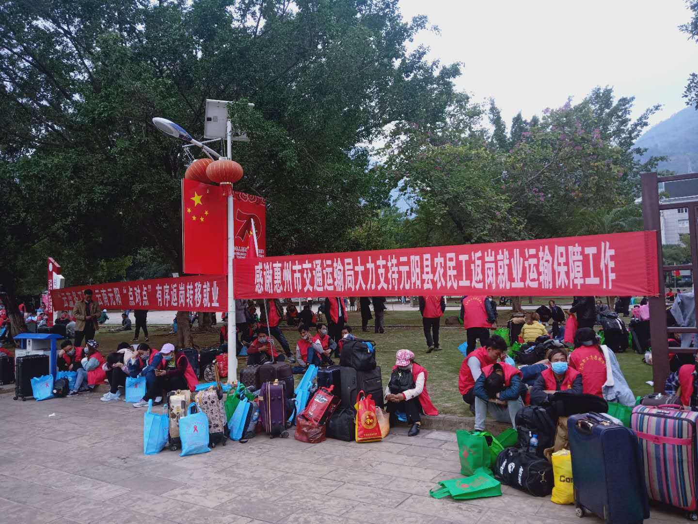我局组织20部定制包车接云南省元阳县务工人员返岗